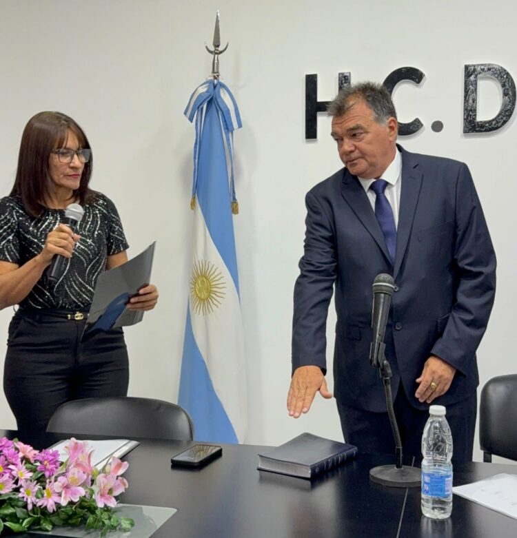 Martínez Meza asumió como concejal y aseguró que este “es el puntapié para recuperar la Municipalidad de Las Lomitas”