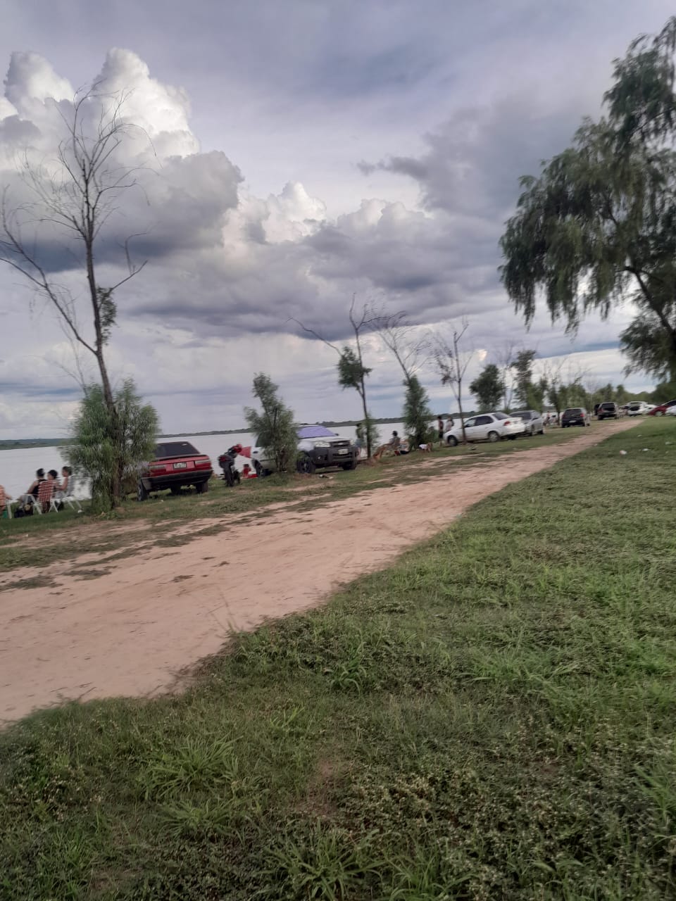MUCHOS CLORINDENSES SE VOLCARON A PILCOMAYO PARA APLACAR EL CALOR