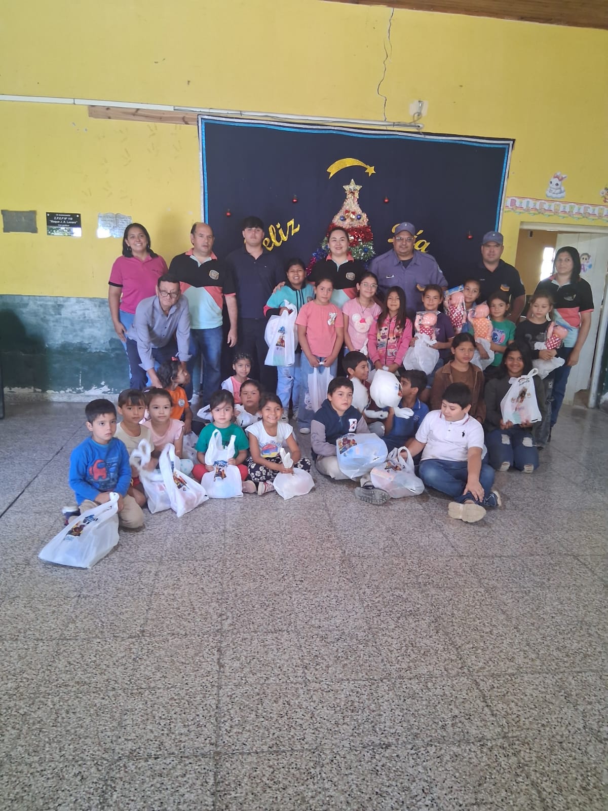 Emotiva entrega de juguetes en la EPEP N.º 118 de Apayerey