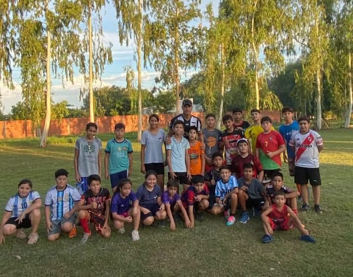 El fútbol infantil crece en Palma Sola con la Escuela “Leones” y la experiencia de Walter Lunghi