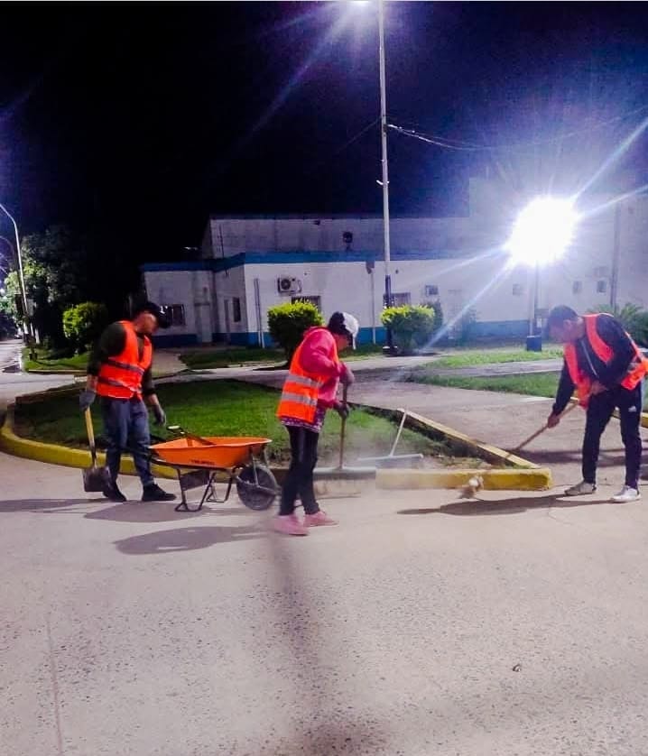 Pirané inició la semana con tareas integrales de limpieza y mantenimiento urbano