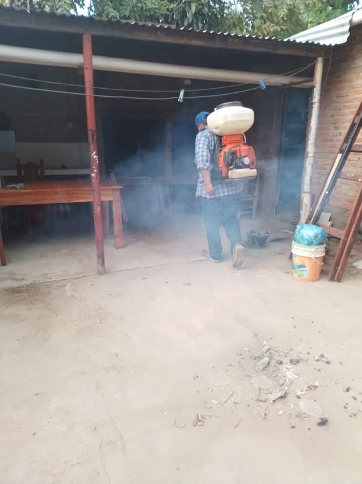 El Hospital de Tres Lagunas refuerza la prevención del dengue con fumigaciones casa por casa