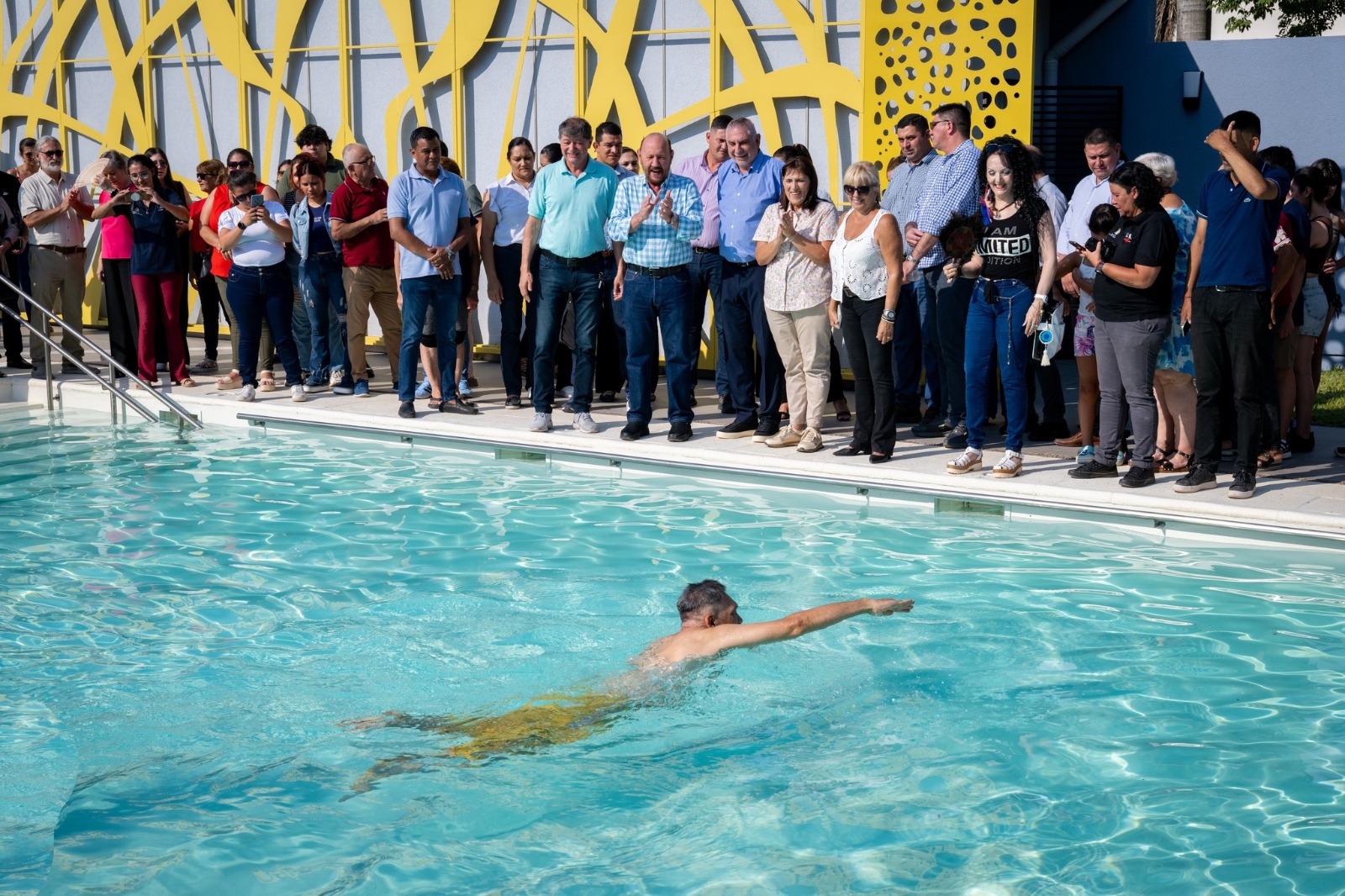 Inauguraron la pileta terapéutica y un gimnasio para adultos mayores en el barrio Guadalupe