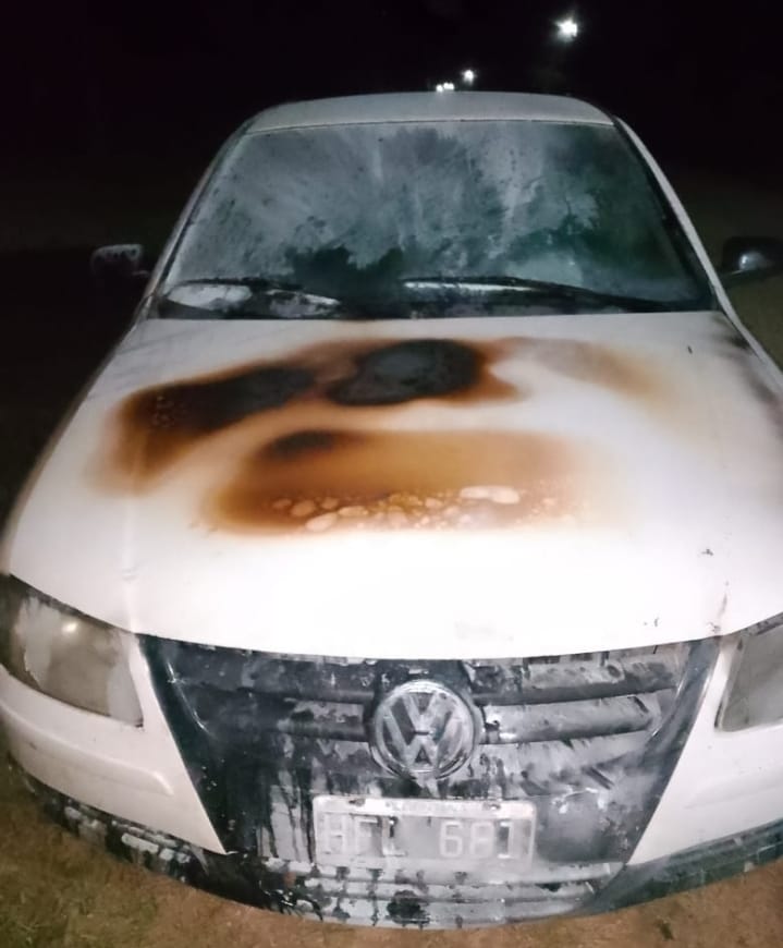 Vecinos controlaron un incendio vehicular en Apayerey
