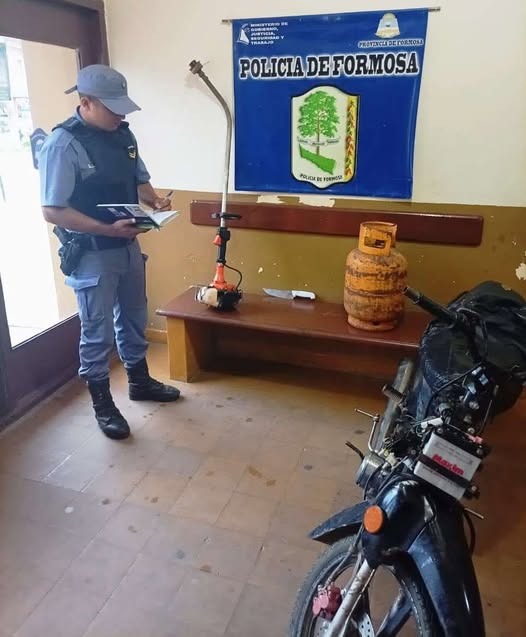LAGUNA BLANCA Detuvieron a un hombre por violar una restricción judicial, amenazar a familiares y resistirse a la Policía
