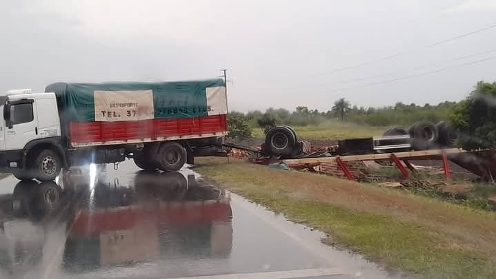 VOLCÓ UN ACOPLADO EN CERCANÍAS DE LAGUNA BLANCA