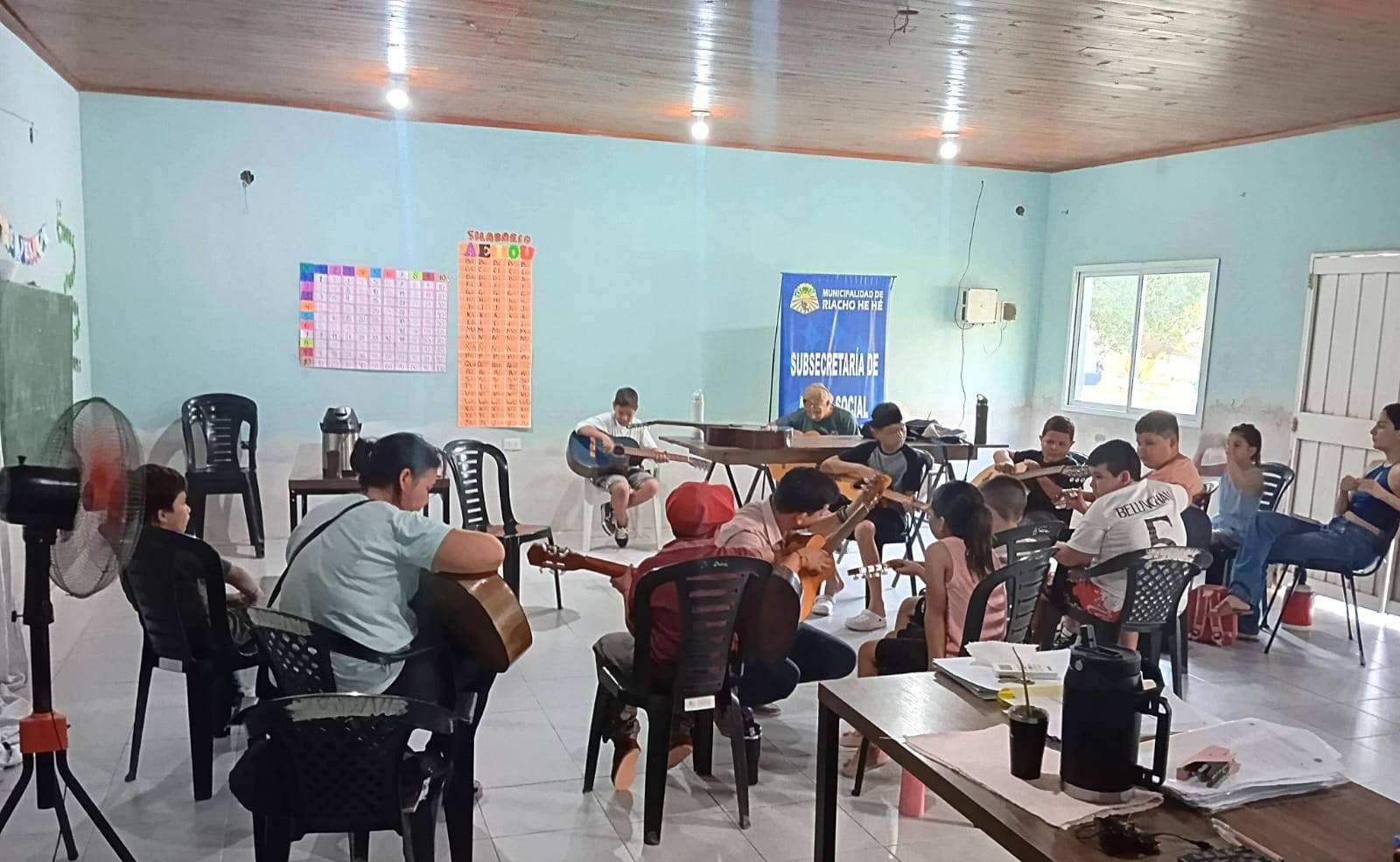 La Escuela Municipal de Guitarra y Canto fortalece la formación cultural en Riacho