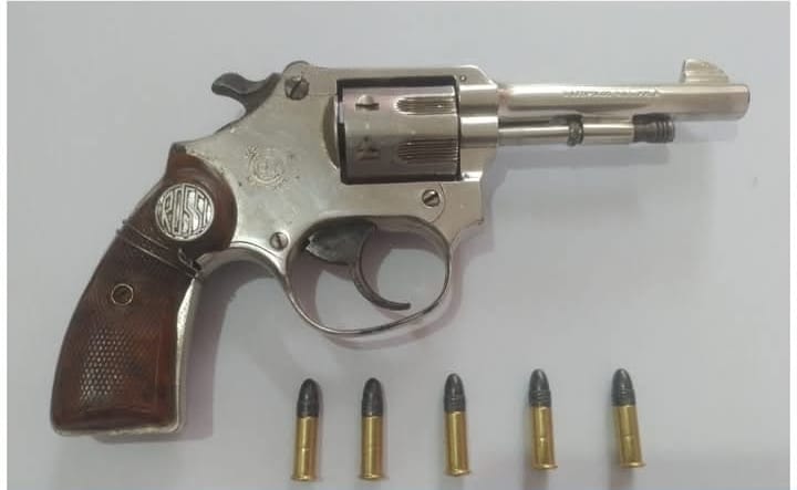 Detienen a un hombre armado en plena vía pública en Laguna Blanca