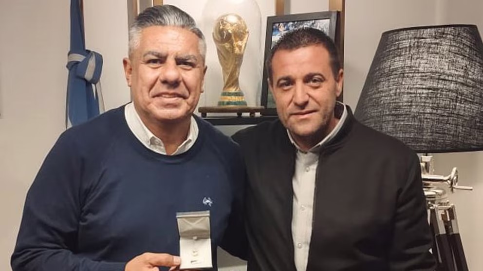 Paro total del fútbol argentino en respaldo a Tapia y Toviggino