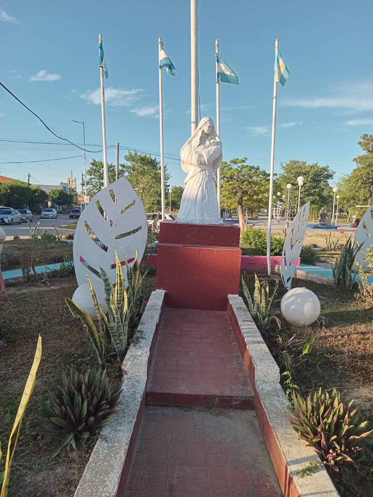 La escultura a las Madres de la Rotonda de El Espinillo