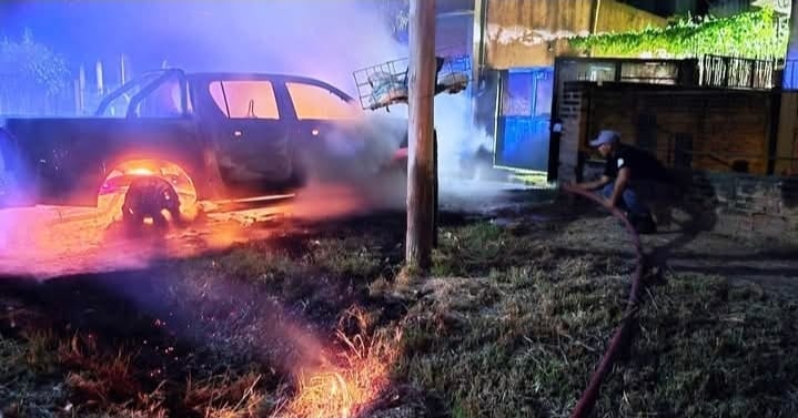 COMANDANTE FONTANA: INCENDIARON UNA CAMIONETA Y HAY DOS JÓVENES DEMORADOS