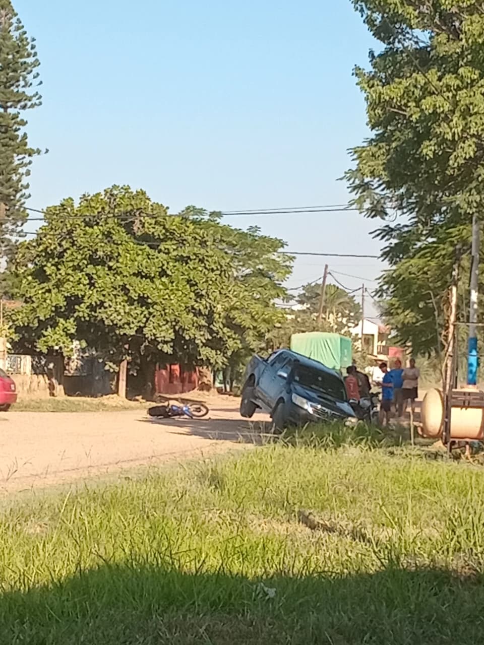 Choque entre camioneta y moto expone la crisis vial en El Espinillo