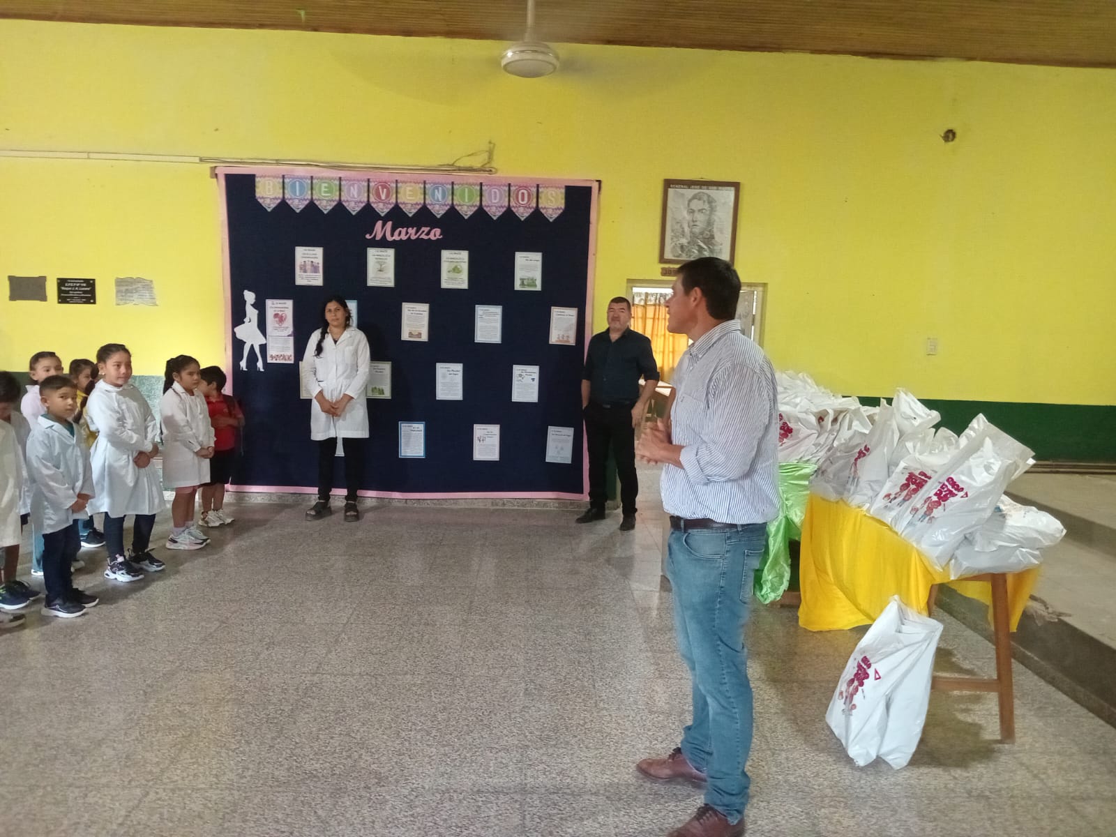 Emotivo inicio del Ciclo Lectivo 2026 en la colonia Apayerey con entrega de útiles escolares