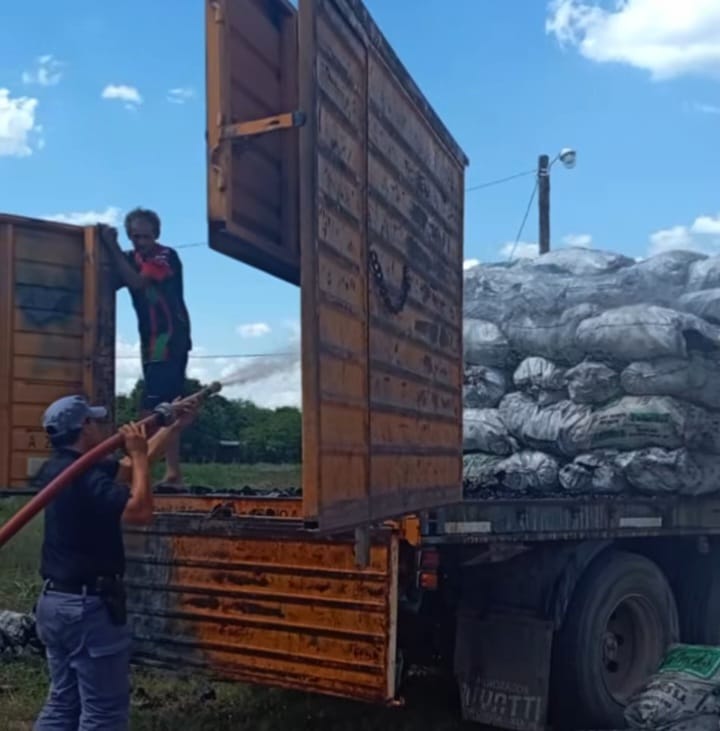 Policías evitaron que un incendio consumiera un camión con 2 toneladas de carbón en Comandante Fontana
