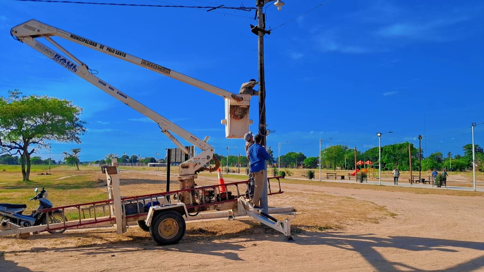 PALO SANTO: EL MUNICIPIO CONTINÚA MEJORANDO EL PASEO FERROVIARIO CON NUEVAS OBRAS DE ILUMINACIÓN Y LIMPIEZA