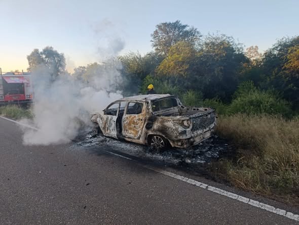 Incendio de un automóvil en la Ruta 81: bomberos de Ingeniero Juárez sofocaron las llamas