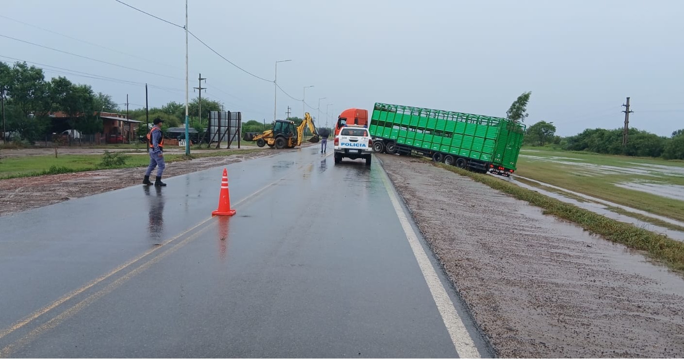 Rápido operativo permitió asistir a un camión varado en la Ruta Nacional 81 en Las Lomitas