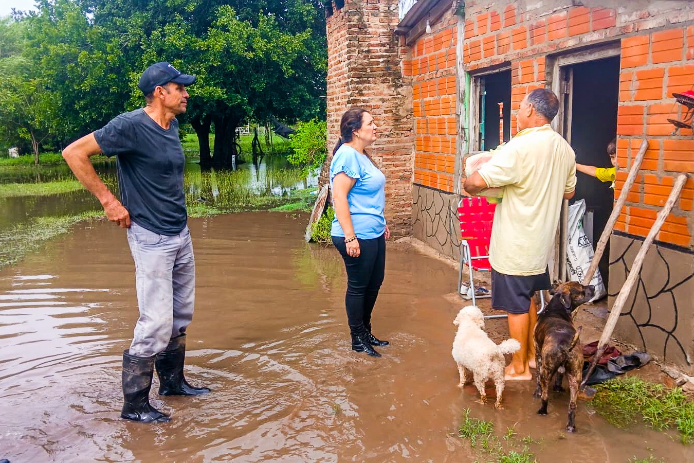 Intensa lluvia en Monte Lindo: la intendente Yessica Palacios recorrió la zona y asistió a familias afectadas