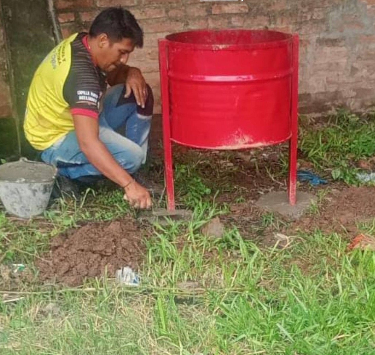 Avanza la colocación de cestos de basura en Misión Tacaaglé