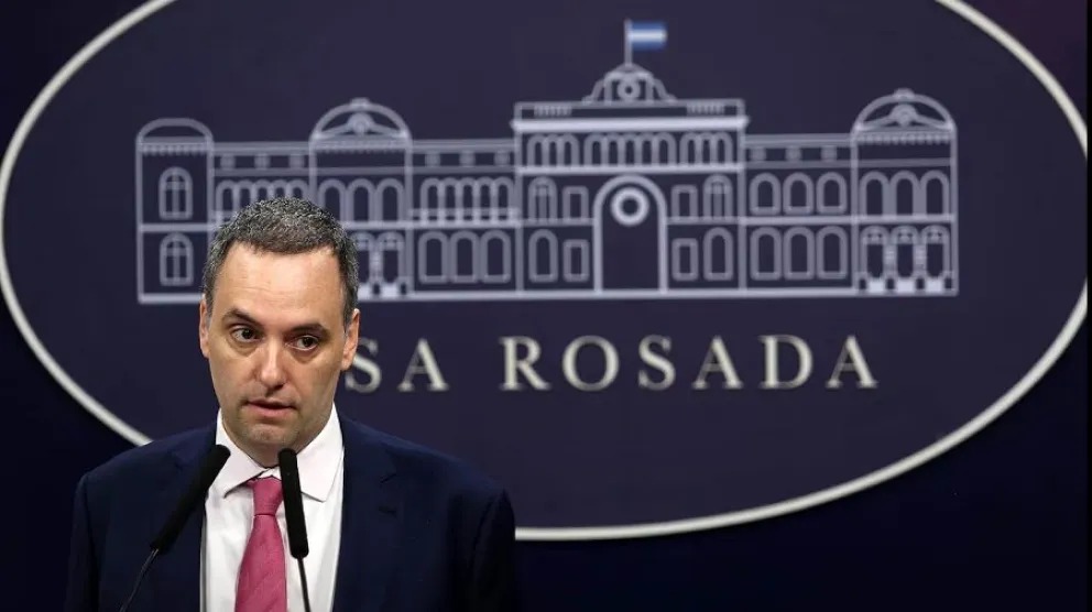 NEGÓ DÁDIVAS “Con mi dinero hago lo que quiero” dijo Adorni sobre su viaje a Punta del Este