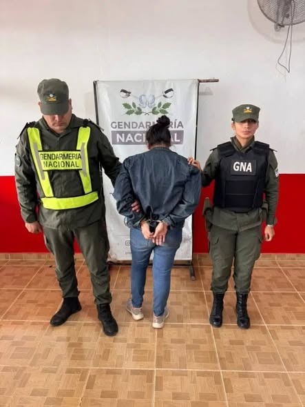 GENDARMERÍA DETIENE A UNA MUJER POR VIAJAR CON MÁS DE DOS KILOS DE COCAÍNA