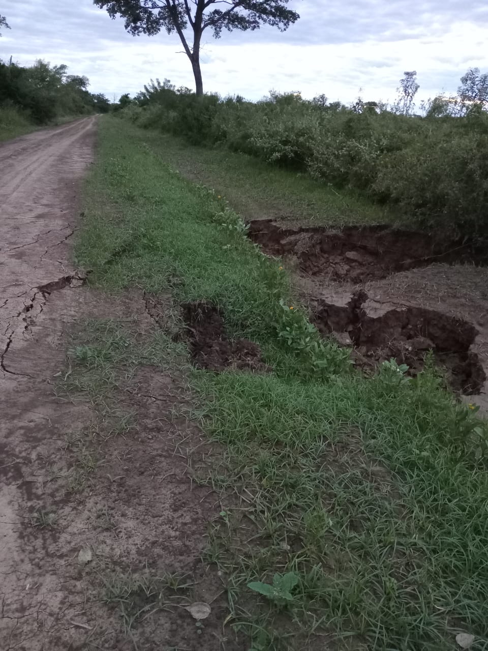 Preocupación en Apayerey por pozones al costado de la ruta vecinal
