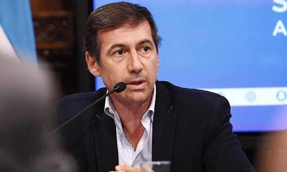 Luis Naidenoff pidió la salida de Manuel Adorni y calificó su situación como “insostenible”