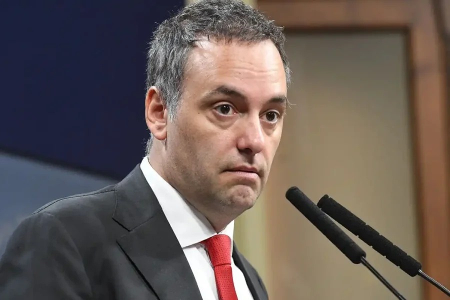 Polémica por el vuelo oficial: archivaron la causa contra Adorni