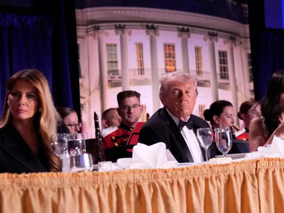 Evacúan a Donald Trump tras incidentes con disparos en cena de corresponsales en Washington