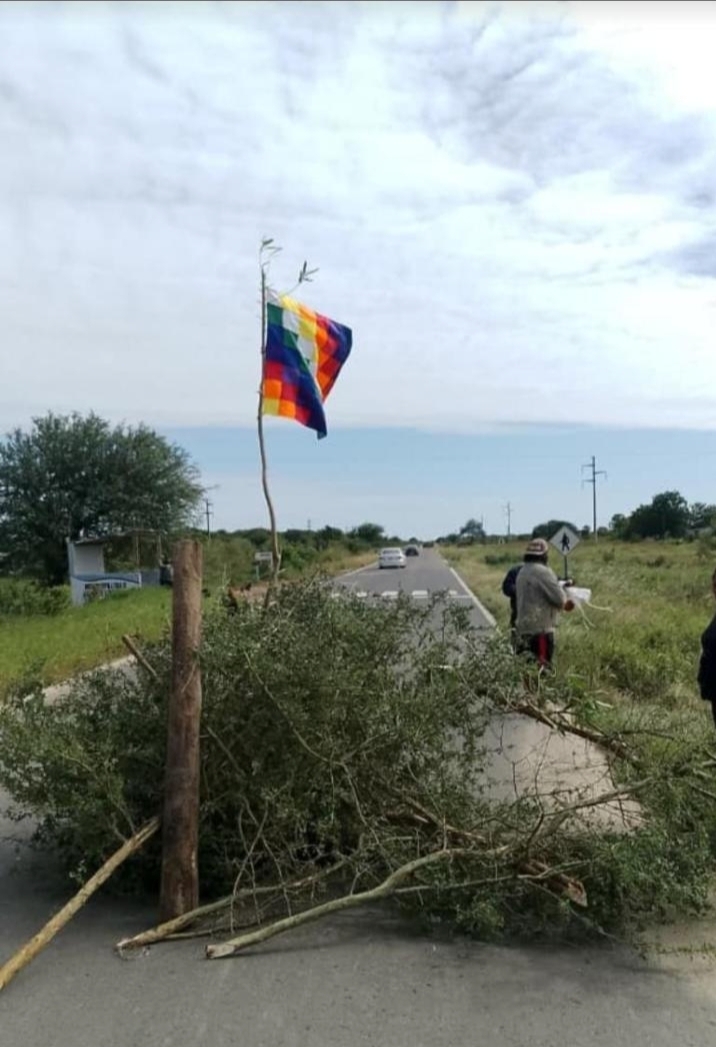 Comunidad Qom de Loro Cué realiza corte sobre Ruta Nacional 86