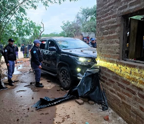 Siniestro vial provocó derrumbe parcial de una vivienda y dejó tres personas lesionadas