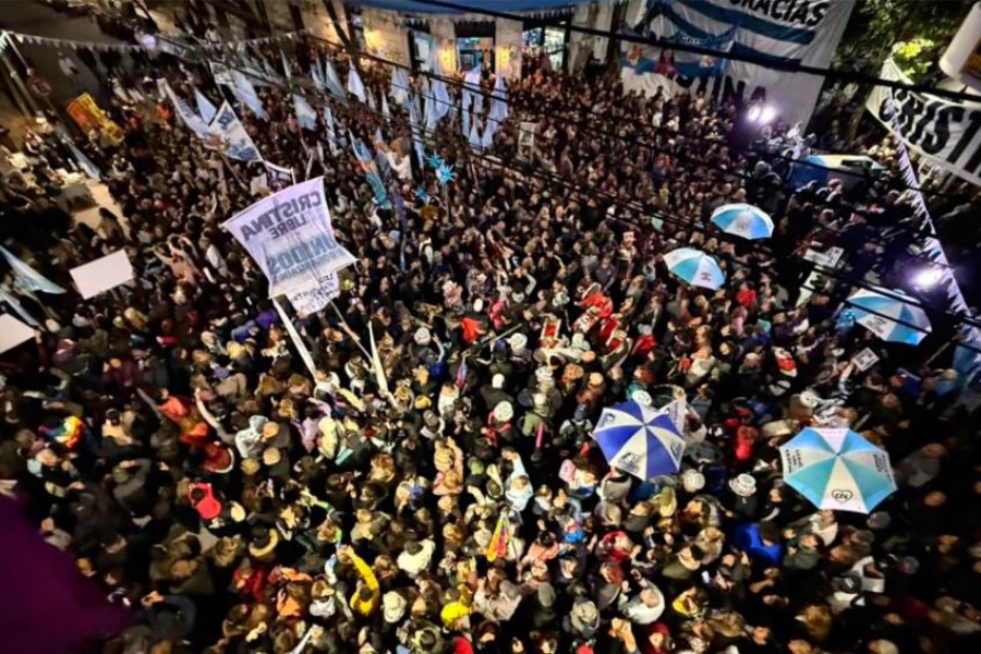 Militantes kirchneristas se movilizaron frente a la casa de Cristina para impulsar la campaña “Cristina Libre”