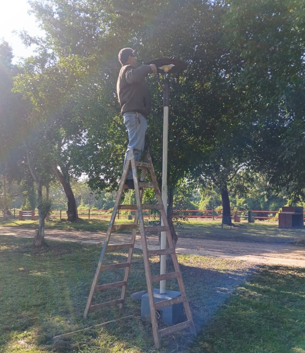 El municipio de Misión Tacaaglé avanza con tareas de mantenimiento del alumbrado público