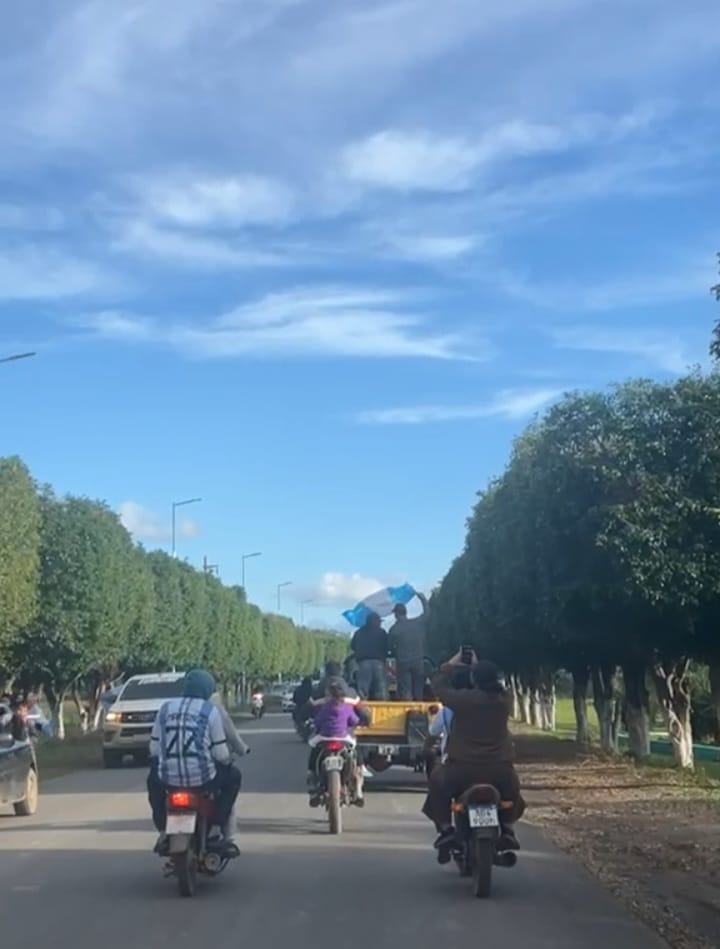 El Espinillo celebró con una  caravana el triunfo de la Selección Argentina