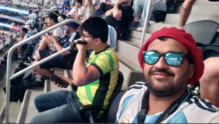 Orgullo espinillense: el Dr. Santi Medina disfruta del Mundial alentando a la Selección Argentina