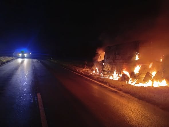 Rescatan ileso al conductor de una Renault Trafic que se incendió en plena Ruta Nacional 11