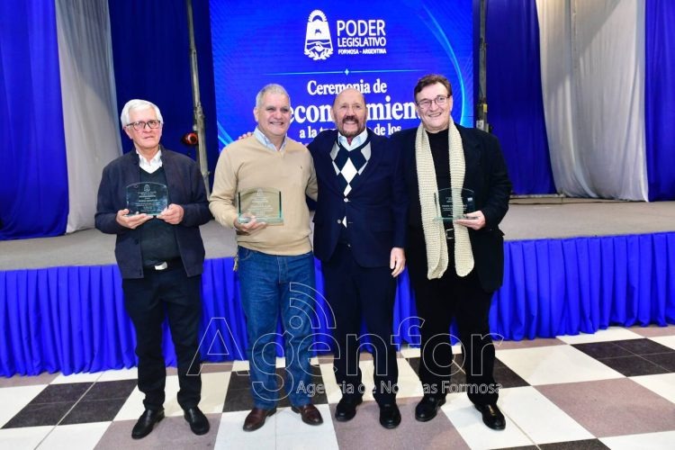 El gobernador Insfrán acompañó la ceremonia de reconocimiento a la trayectoria de empleados legislativos