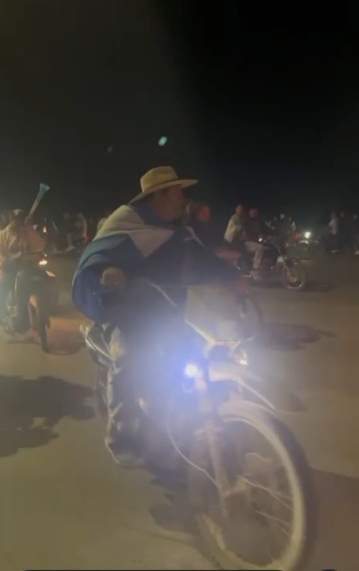 El Espinillo vivió una noche inolvidable: una multitud salió a las calles para celebrar la histórica clasificación de Argentina