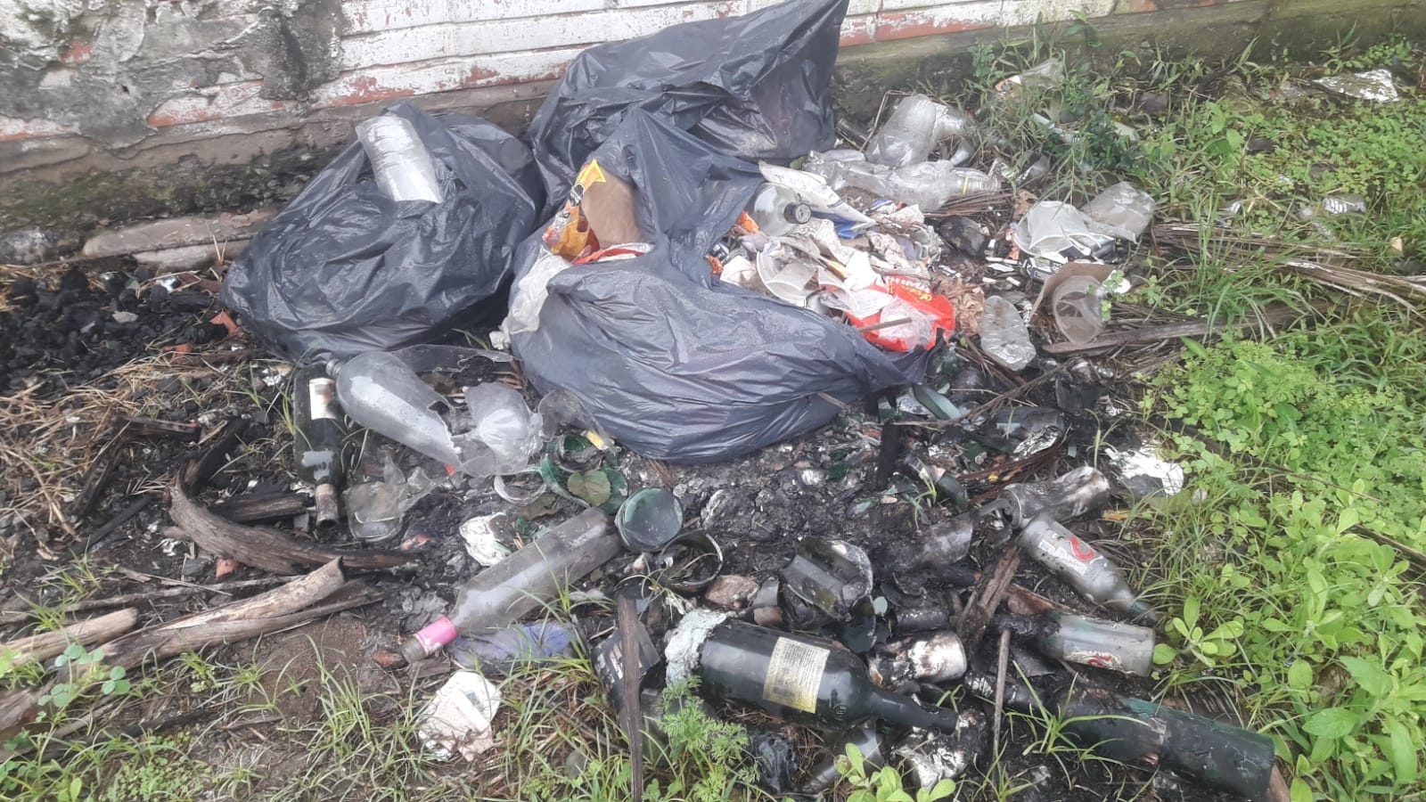 Preocupación por la acumulación de basura en el Polideportivo de El Espinillo