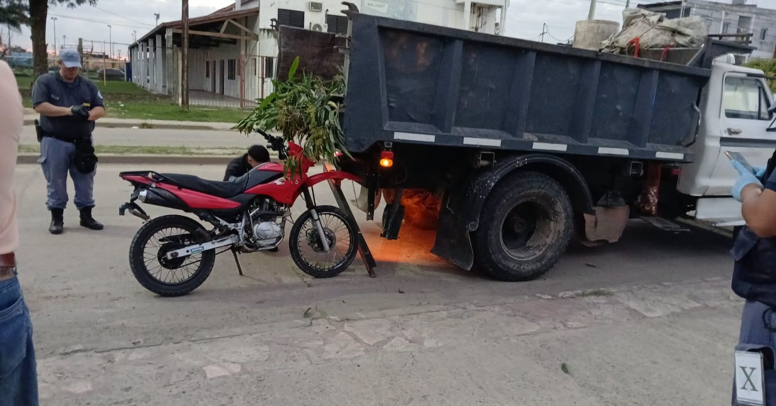 Un motociclista murió tras chocar contra un camión recolector de residuos