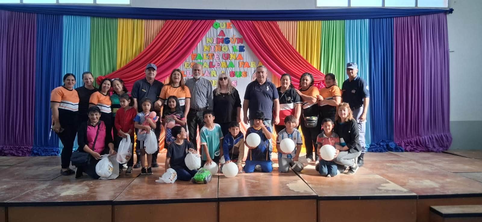Julián Bordón acompañó la entrega de juguetes en las escuelas de Villa General Güemes