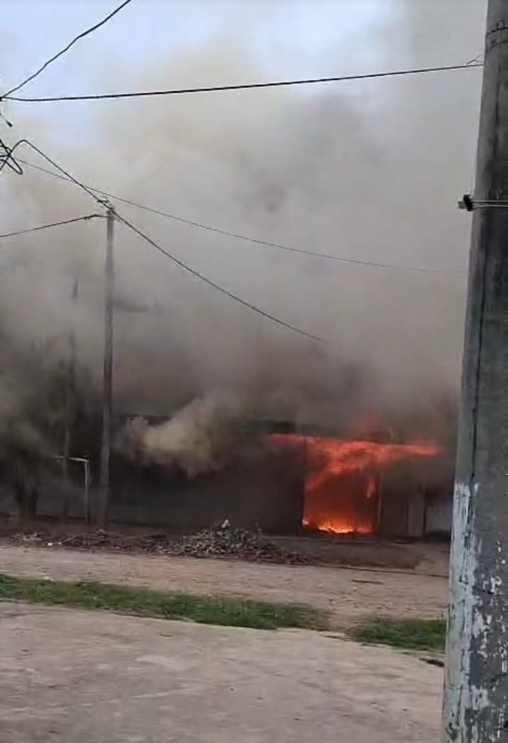 GENERAL BELGRANO: UN VORAZ INCENDIO DESTRUYÓ UNA FARMACIA
