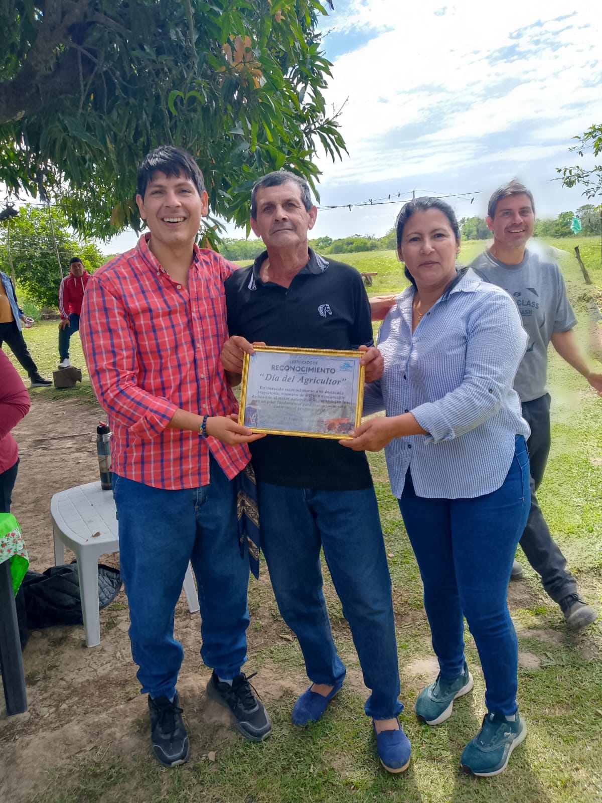 EL CONCEJO DELIBERANTE DE EL ESPINILLO HOMENAJEÓ A AGRICULTORES DE TODA LA ZONA EN LORO CUÉ