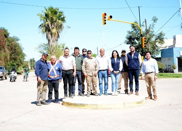 LAGUNA BLANCA Ricardo Lemos habilitó nuevos semáforos para fortalecer la seguridad vial y ordenar el tránsito