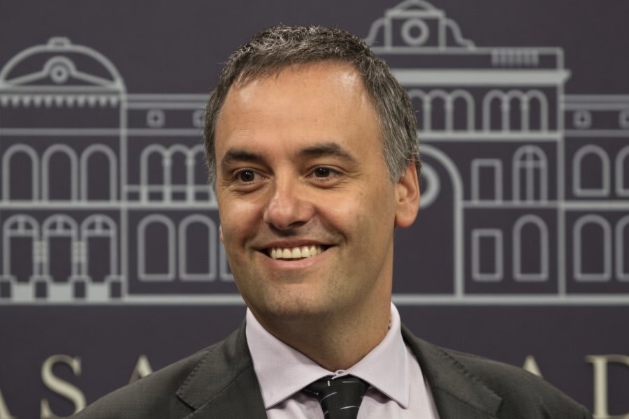 Adorni dejó el Gobierno pero conserva custodia de funcionario y un vehículo oficial