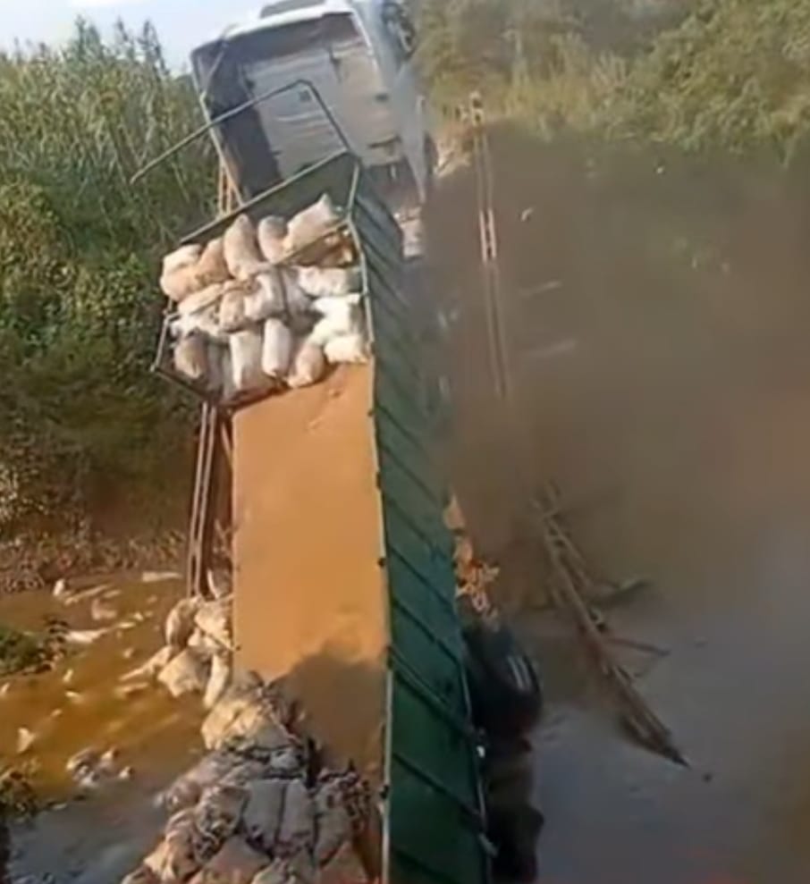 CAMIÓN CARGADO DE BATATAS CAYÓ AL RIACHO EL PORTEÑO