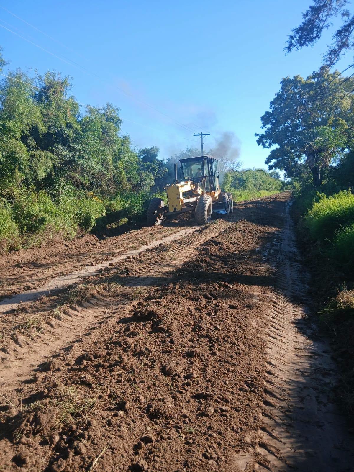 AVANZAN LOS TRABAJOS DE MANTENIMIENTO Y MEJORAMIENTO DE CAMINOS EN COLONIA EL RECODO