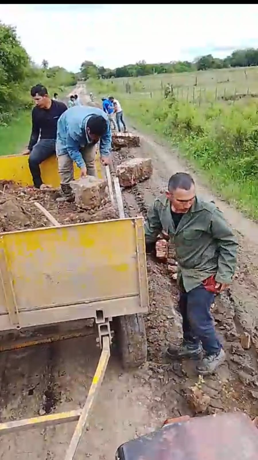 APAYEREY: VECINOS REPARAN CAMINOS, CONSTRUYEN PUENTES Y LIMPIAN ESPACIOS PÚBLICOS. ¿QUÉ ESTÁ FALLANDO?