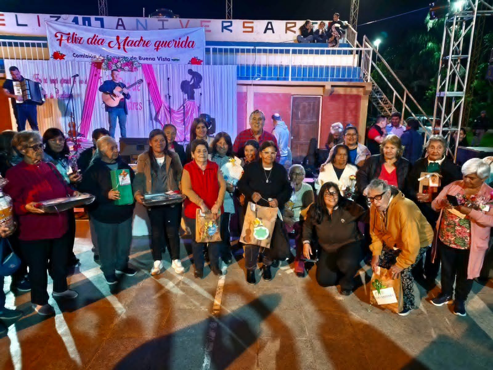BUENA VISTA: RUBÉN PEREIRA HOMENAJEÓ A LAS MADRES CON UNA GRAN FIESTA Y RECONOCIÓ A LAS TRABAJADORAS DE LA COMISION DE FOMENTO