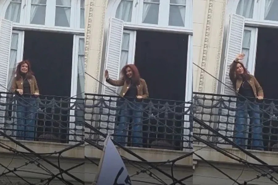 Cristina Kirchner salió al balcón para saludar a los militantes por el Día de la Lealtad